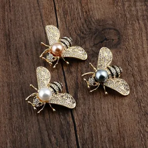 Detailansicht von Bienenbroschen aus Legierung mit glänzenden Perlen und Kristallen.