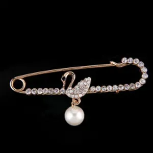 Detailansicht einer Schwan-Sicherheitsnadel-Brosche mit Strass und Perle