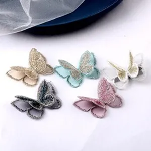 Vista detallada de parches de mariposa bordados en cinco colores para joyería artesanal