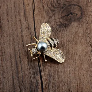 Detailansicht einer exquisiten Bienenbrosche mit grauer Perle und funkelnden Steinen