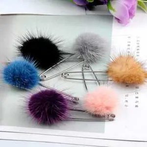 Detailansicht von verschiedenen bunten Kunstfell-Pom-Pom-Sicherheitsnadel-Broschen