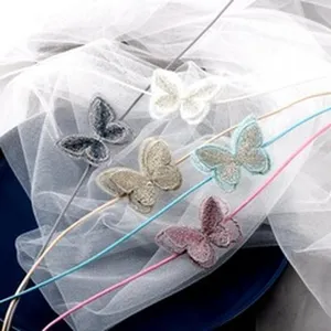 Primer plano de parches de mariposas bordadas de colores para manualidades DIY