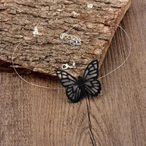 Vista detallada de un dije de mariposa bordado negro para joyería de bricolaje.