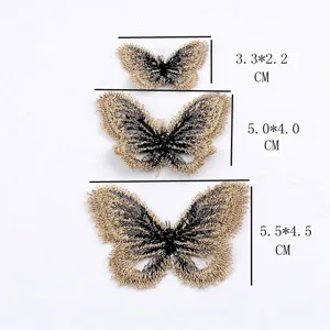 Vista detallada de tres parches de mariposa bordados en varios tamaños para bricolaje