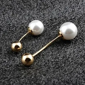 Detailansicht von zwei minimalistischen Perlenbroschen mit goldfarbenen Akzenten.