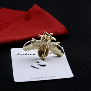 Detailansicht der stabilen Anstecknadel auf der Rückseite der goldenen Bienen-Brosche.