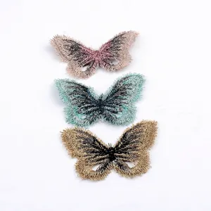 Vista detallada de tres parches de mariposa bordados de colores para joyería DIY