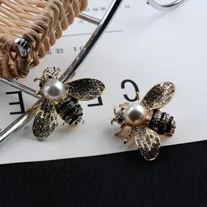 Nahaufnahme von exquisiten Bienenbroschen mit Perlen und Strass auf Goldlegierung
