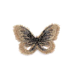 Vista detallada de un parche de mariposa bordado en oro y negro para joyería DIY.