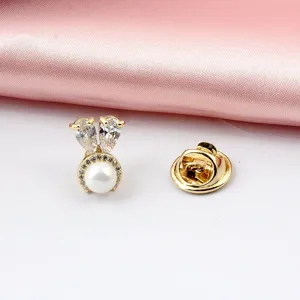Detailansicht der eleganten Hasenkopf-Brosche mit Perle und Kristallen in Goldoptik
