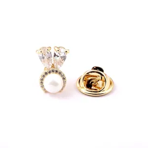 Exquisite Hasenkopf-Brosche mit Perle und Zirkonia für die Kragendekoration