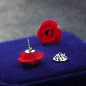 Nahaufnahme der roten beflockten Rosen-Anstecknadel mit Verschluss