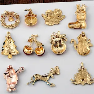 Makrodetail der Rückseite und des Nadelverschlusses verschiedener Weihnachtsbroschen.