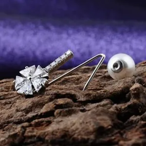 Detaillierte Ansicht einer silbernen Schneeflocken-Kragennadel mit Zirkonia und Perle