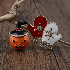 Detailansicht von Halloween-Kürbis- und Weihnachts-Fäustling-Broschen mit Strasssteinen