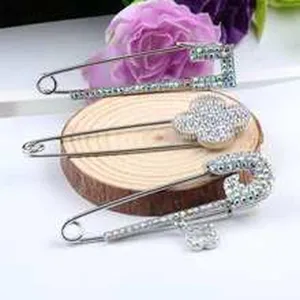 Detailansicht eleganter Strass-Sicherheitsnadel-Brosche mit Kleeblatt-Motiv