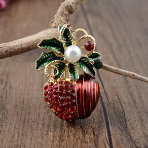 Detailaufnahme der festlichen Weihnachts-Apfelbrosche mit roten Kristallen