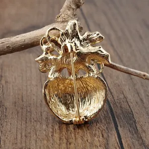 Rückansicht einer goldenen Weihnachts-Brosche mit einem robusten Nadelverschluss
