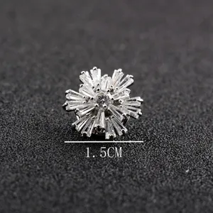 Macro-detail van de zirkonia sneeuwvlok reversspeld met 1,5 cm diameter aanduiding
