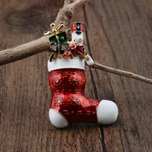 Detailansicht einer festlichen roten Weihnachtssocken-Brosche mit Nussknacker-Soldaten