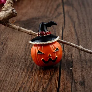 Detaillierte Makroaufnahme einer Halloween-Kürbisbrosche mit kristallbesetztem Hexenhut