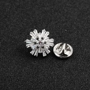 Macro-detail van een zilveren sneeuwvlok reversspeld met fijne zirkonia steentjes