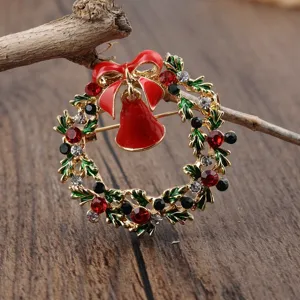 Exquisite Weihnachtskranz-Brosche mit roter Glocke und bunten funkelnden Strasssteinen