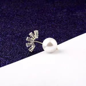 Detaillierte Nahaufnahme der Kragennadel mit Zirkonia-Schneeflocke und Perle Schmuck