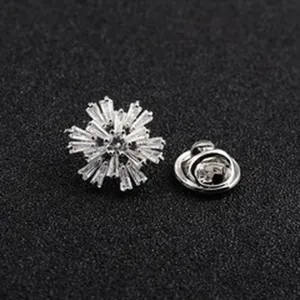 Nahaufnahme der silbernen Schneeflocken-Brosche mit strahlenden klaren Kristallen