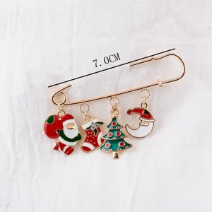 Detailansicht einer festlichen Weihnachts-Anstecknadel mit Anhängern, Größe 7,0 cm