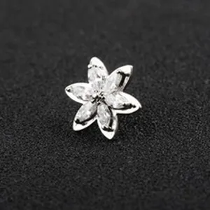 Makrodetail einer mit Zirkon besetzten Schneeflocken-Kragennadel für Hemden und Anzüge.