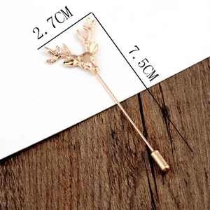 Gedetailleerd overzicht van vintage roségouden hertenkopbroche met 7,5 cm lengte