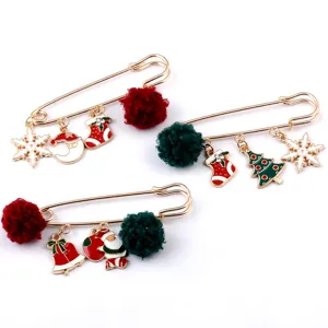Detailansicht von drei festlichen Weihnachtsnadeln mit Anhängern und bunten Pompons.