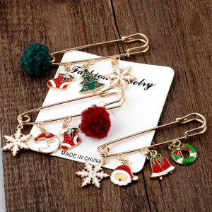 Set aus Weihnachts-Broschen aus Legierung mit festlichen Anhängern auf Karte