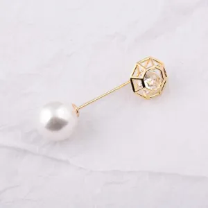 Detailaufnahme einer minimalistischen 14K vergoldeten Brosche mit Perle und Zirkonstein