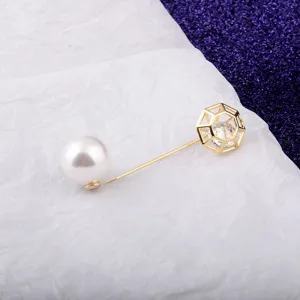 Detailansicht einer 14K vergoldeten Brosche mit hohlem Käfig und Zirkonia-Stein