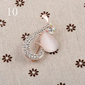 Eleganter roségoldener Katzenaugen-Brosche mit glitzernden Strass-Akzenten für Damen