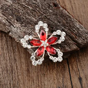 Élégante broche fleur à comics pétales en cristal rouge et plaqué or pour mode femme