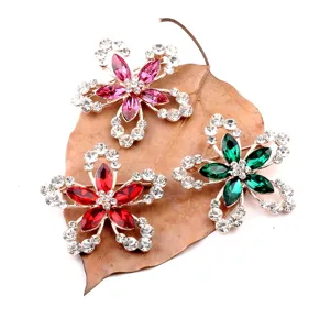 Élégant ensemble de trois broches en cristal à cinq pétales en rouge rose et vert.