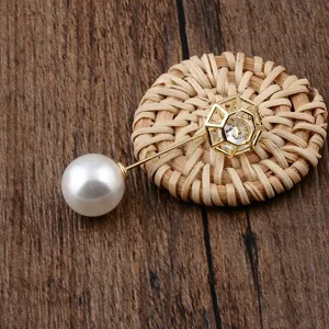 Eleganter 14K vergoldeter Brosche mit Zirkon-Geometriekäfig und einer weißen Perle