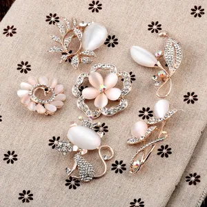 Elegante Kollektion von Katzenaugenstein- und Strassbroschen für modische Accessoires