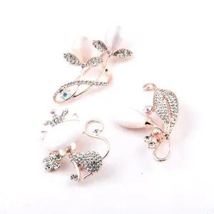 Set aus drei eleganten Katzenaugenstein-Broschen mit Strass in Blumen- und Katzendesign.