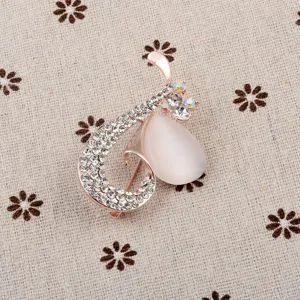Eleganter roségoldener Katzenaugen-Broschen-Pin mit funkelnden Strass-Akzenten für Damen