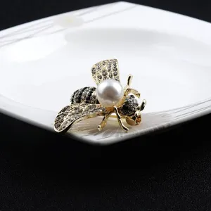 Detailansicht einer 3D-Bienenbrosche mit Kristallen und einer großen weißen Perle