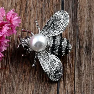 Eleganter silberner Bienen-Anstecknadel mit Strasssteinen und großer weißer Perle