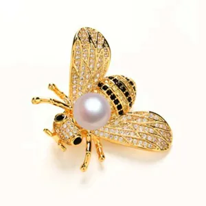 Eleganter goldener Bienenbroschen-Anstecker mit Perle und funkelnden Strassflügeln
