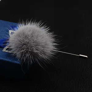 Eleganter grauer Nerzpelz-Pompon-Brosche mit glitzerndem Strass-Hasenohr-Detail