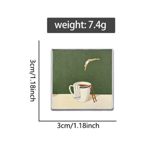 Detail einer quadratischen Emaille-Anstecknadel mit Maßen 3cm und Gewicht 7,4g