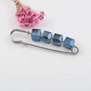 Eleganter silberner Sicherheitsnadel-Brosche mit vier facettierten blauen Kristallwürfeln