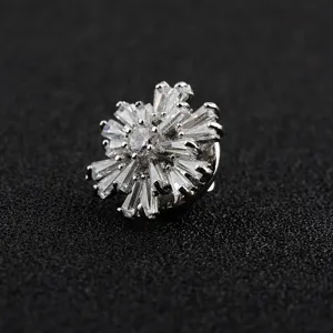 Detail van een fonkelende sneeuwvlok reversspeld met zirkonia steentjes in zilver